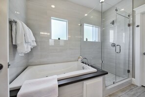 Combined shower/tub, jetted tub, hair dryer, towels