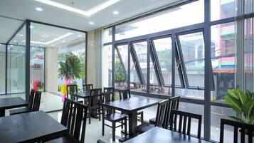 Frokost serveres, lokale retter