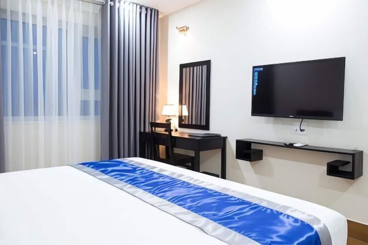 Minibar, in-room safe, desk, blackout drapes