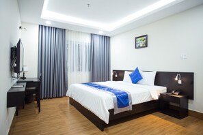 Minibar, in-room safe, desk, blackout drapes - SoLex Hotel (Ho Chi Minh City)