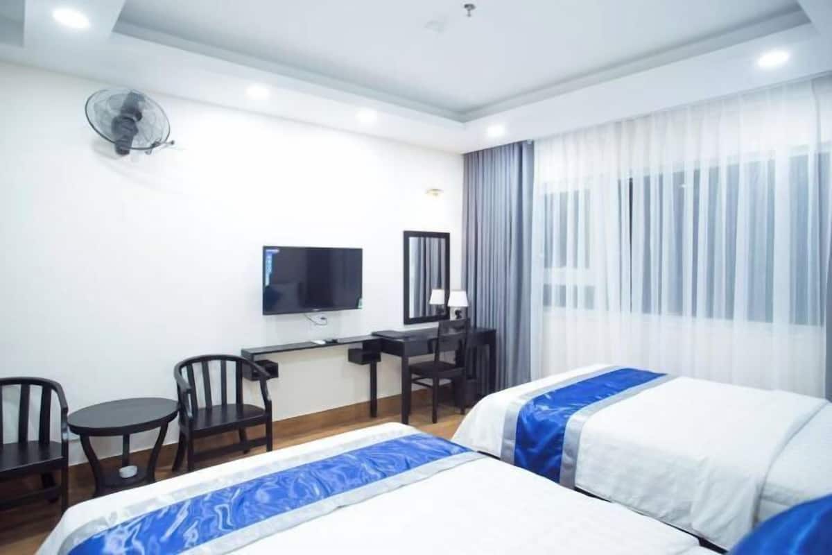 Bar mini, peti besi dalam bilik, meja, langsir/tirai gelap terus
