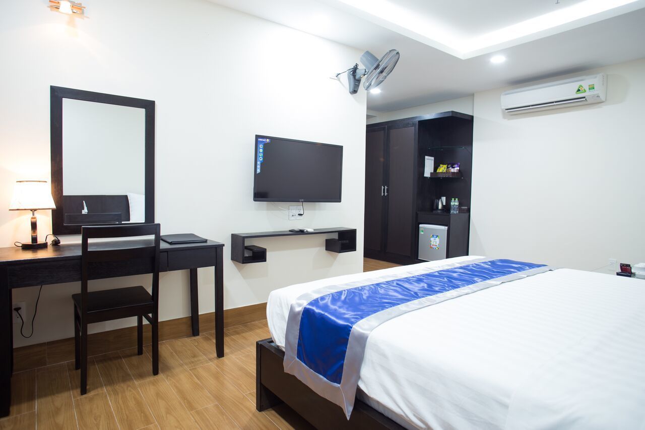 suite double room | minibar, in-room safe, desk, blackout curtains