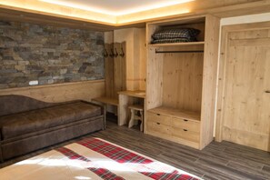 Habitación, 1 cama doble con sofá cama | Escritorio, sistema de insonorización, cunas (de pago) y ropa de cama