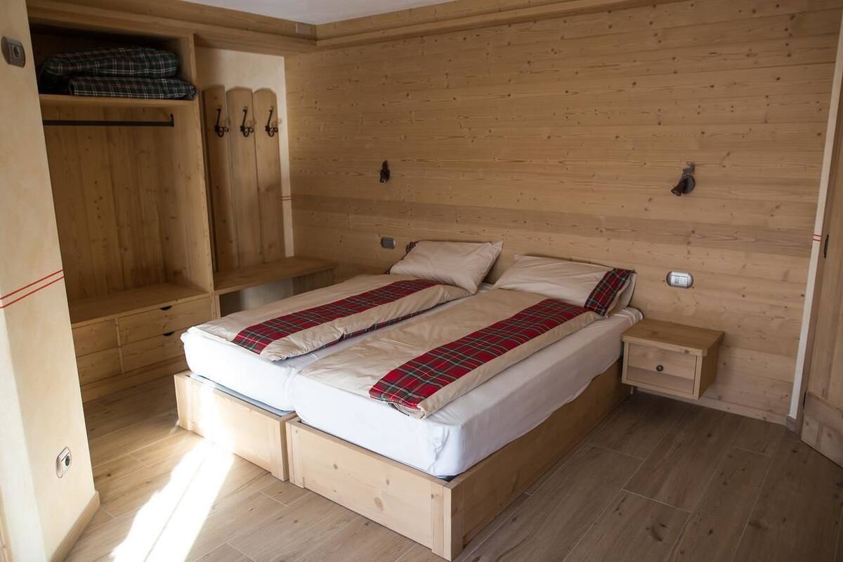 Skrivebord, lydisolering, baby-/barnesenge (tillægsgebyr), sengetøj