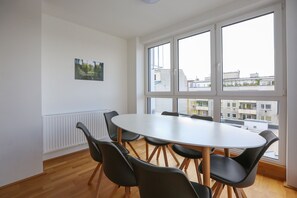 アパートメント 3 ベッドルーム | リビング エリア | 32 インチの薄型テレビ (ケーブル放送視聴可)、テレビ
