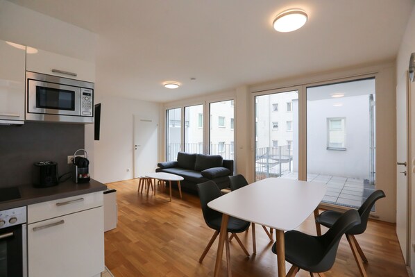 32-inch flat-screen TV with cable channels, TV - 4 Beds and More Vienna Apartments (Vienna)