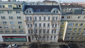 Un edificio de varios pisos con estilo arquitectónico clásico, que destaca por una entrada central imponente y ventanas simétricas.