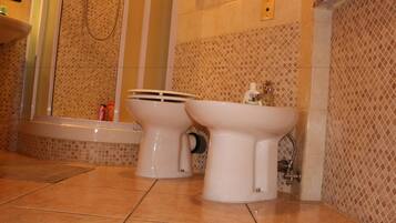 Comfort Double Room | Bathroom | Shower, free toiletries, bidet, towels