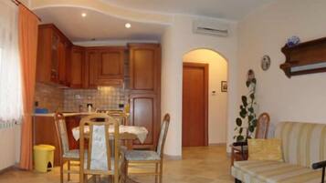 Comfort-huoneisto, 2 makuuhuonetta, keittiö, pohjakerroksessa | Yksityinen keittonurkkaus | Jääkaappi, vedenkeitin