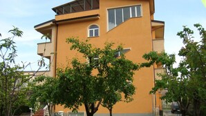 A two-story building with a flat roof and a large window on the second floor. - B&B Esperanca (Frascineto)