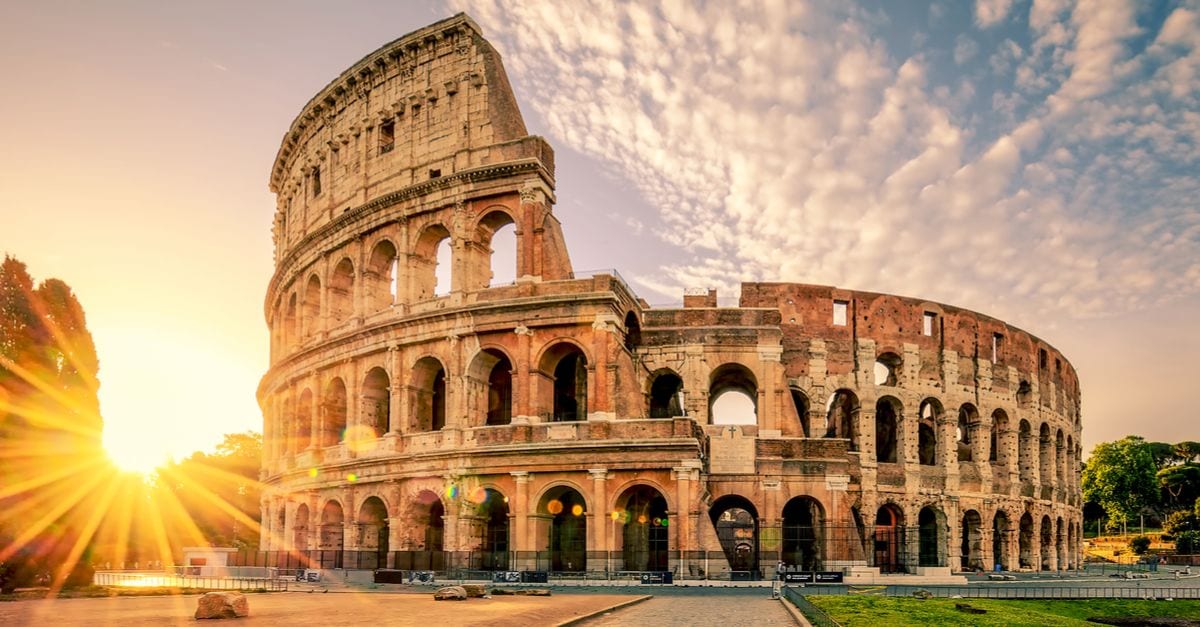 Il Colosseo a Roma, con i suoi archi iconici e l'architettura antica.