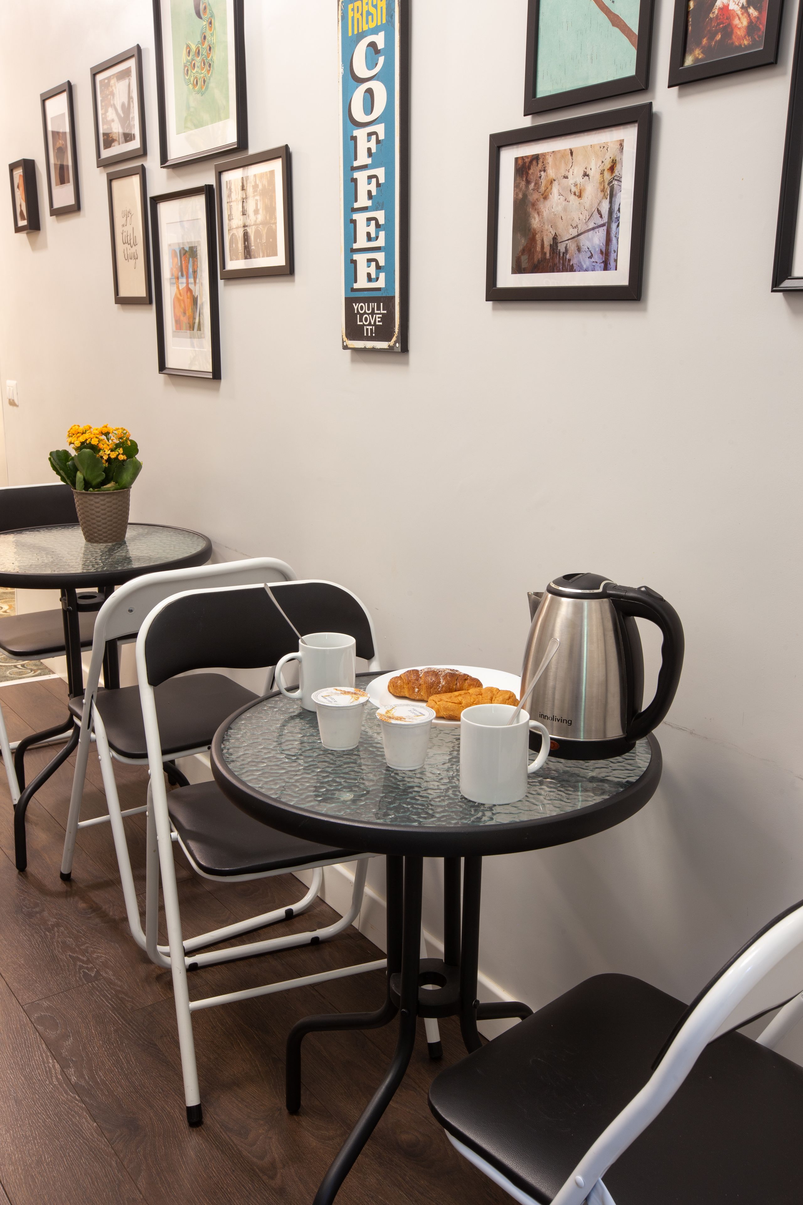 Frokost med lokale retter er inkludert hver dag