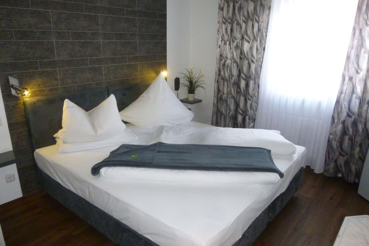 Double Room | Hypo-allergenic bedding, minibar, rollaway beds, free WiFi