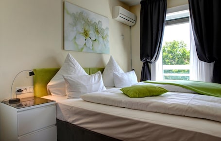 Hypo-allergenic bedding, minibar, rollaway beds, free WiFi