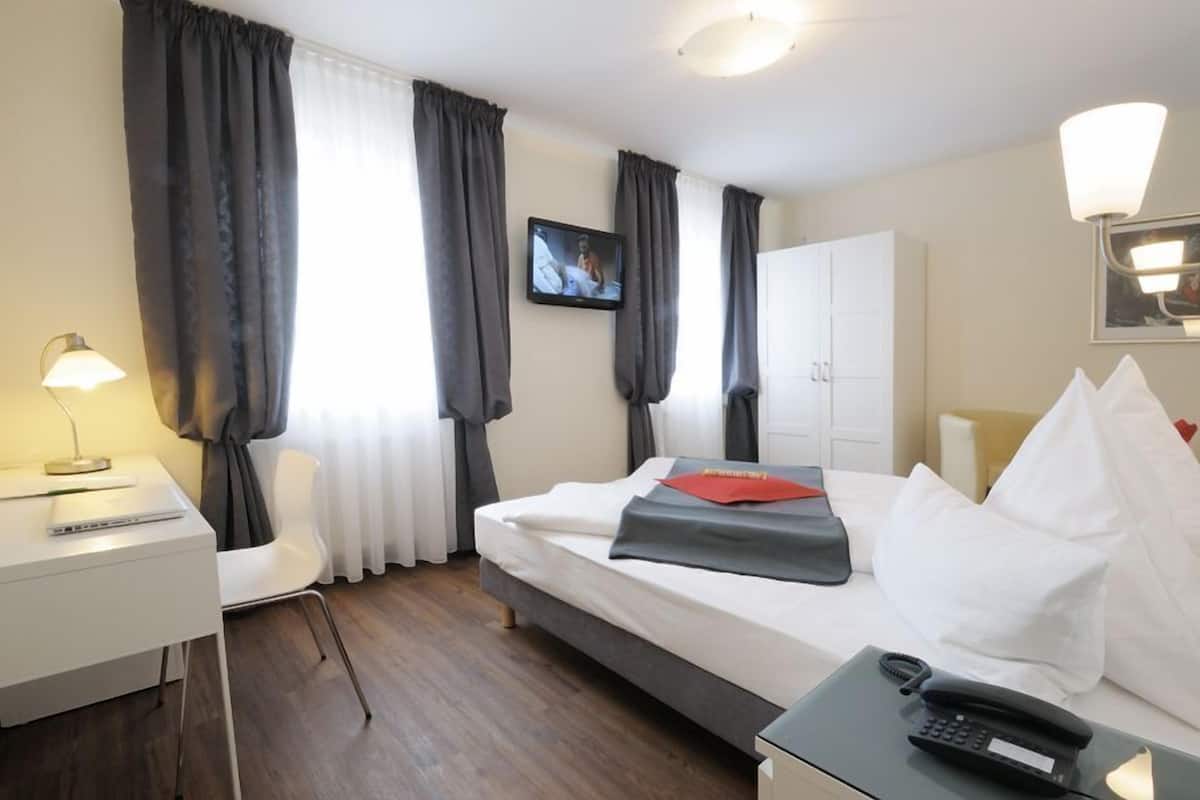 Hypo-allergenic bedding, minibar, rollaway beds, free WiFi