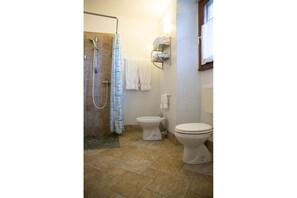 Studio (La Vecchia Cantina) | Badkamer | Een douche, een regendouche, gratis toiletartikelen, een haardroger