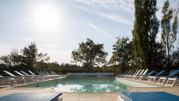 A swimming pool with lounge chairs and a clear sky. - Agriturismo & Scuderia Fano's Farm (Suno)