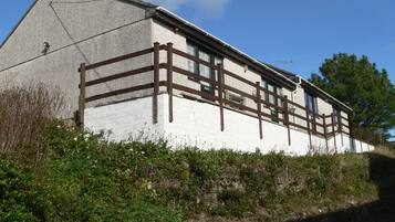 Apartment, 1 Bedroom | Iron/ironing board, free WiFi, bed sheets