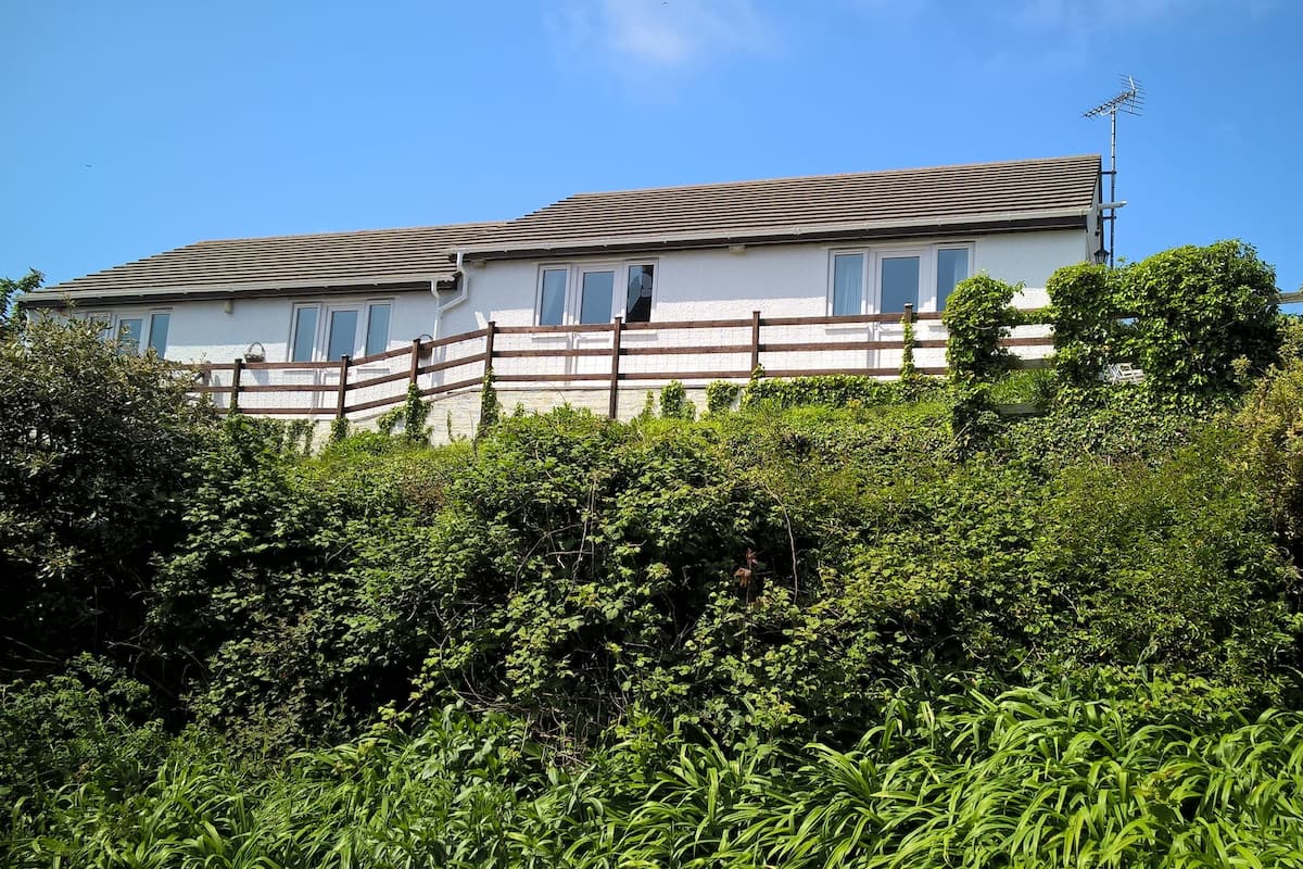 Bungalow, 5 Bedrooms | Iron/ironing board, free WiFi, bed sheets