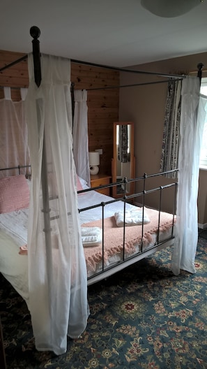 Bungalow, 5 Bedrooms | Iron/ironing board, free WiFi, bed sheets