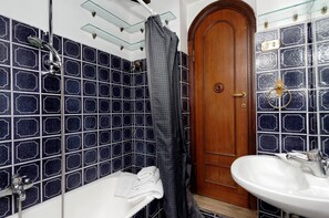 Shower, rainfall showerhead, free toiletries, hair dryer - Benedetta - WR Apartments (Rome)
