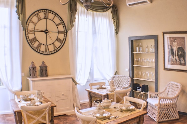 Colazione a buffet, servita tutte le mattine (10 EUR a persona)