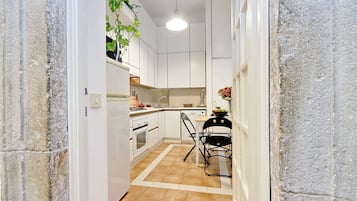 Full-size fridge, microwave, stovetop, dishwasher