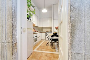 Full-size fridge, microwave, stovetop, dishwasher