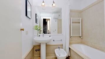 Kombinasi shower/bathtub, bathtub besar, dan pancuran hujan