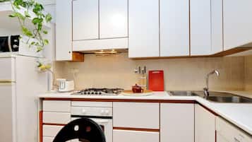 Full-size fridge, microwave, stovetop, dishwasher