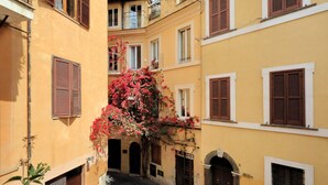 Un estrecho callejón entre edificios con balcones y contraventanas.