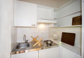 Cottage | Private kitchenette | Fridge, microwave, oven, stovetop - Les Berges Du Bramont (Saint-Bauzile)