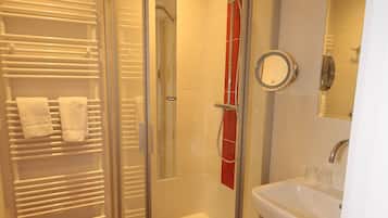 Habitación individual | Baño | Artículos de higiene personal gratuitos