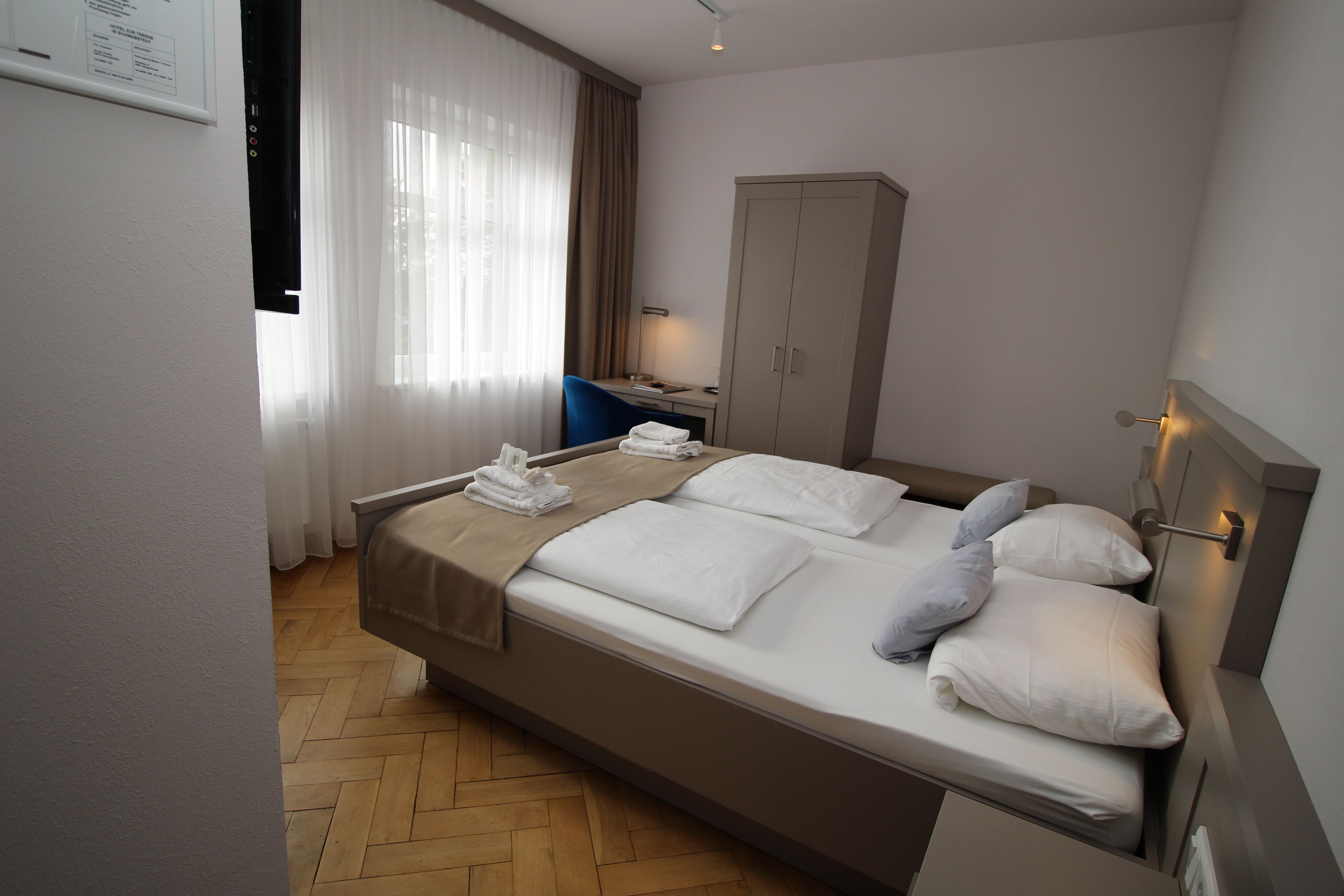 desk, soundproofing, free wifi, bed sheets