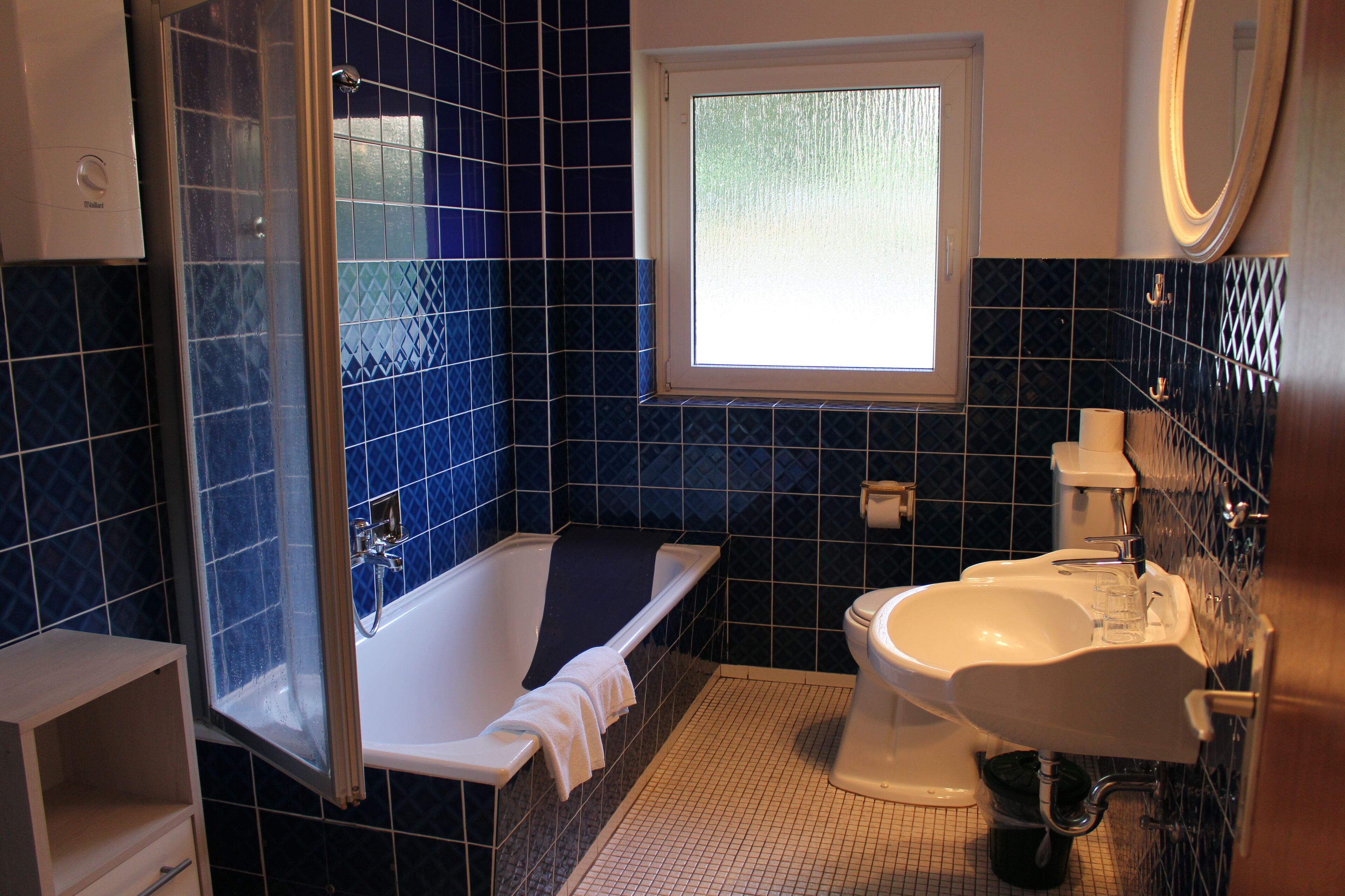 apartment, 2 bedrooms | bathroom | free toiletries