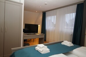 Desk, soundproofing, free WiFi, bed sheets - Hotel Zur Treene (Schwabstedt)