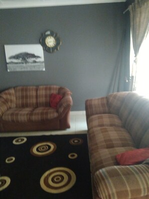 Lobby sitting area - JimmyLuh Guesthouse (Durban North)