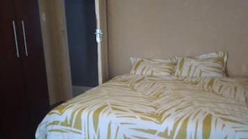 Deluxe Double Room | Iron/ironing board, bed sheets