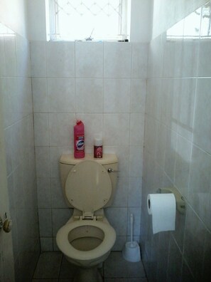 Bathtub, towels - JimmyLuh Guesthouse (Durban North)
