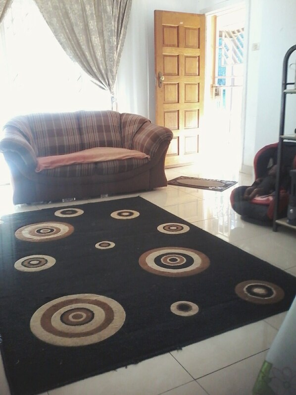 Lobby sitting area - JimmyLuh Guesthouse (Durban North)