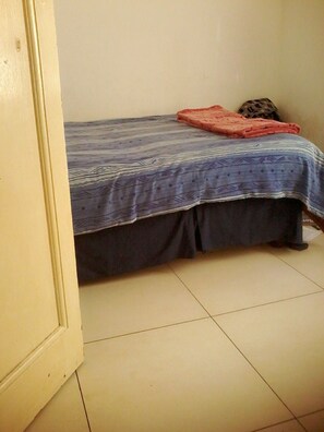 Iron/ironing board, bed sheets - JimmyLuh Guesthouse (Durban North)