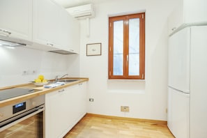 Departamento, 2 habitaciones | Cocina privada | Refrigerador con congelador, microondas, horno y parrilla de estufa 
