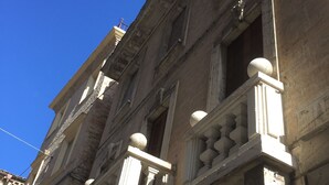 A historic building with ornate balconies and arched windows. - B&B Porta Santa Lucia (Fermo)