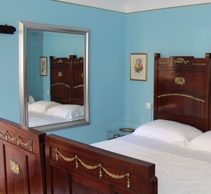 Apartamento Confort, baño compartido, vistas al patio | Ropa de cama de alta calidad, edredones de plumas, mobiliario individual