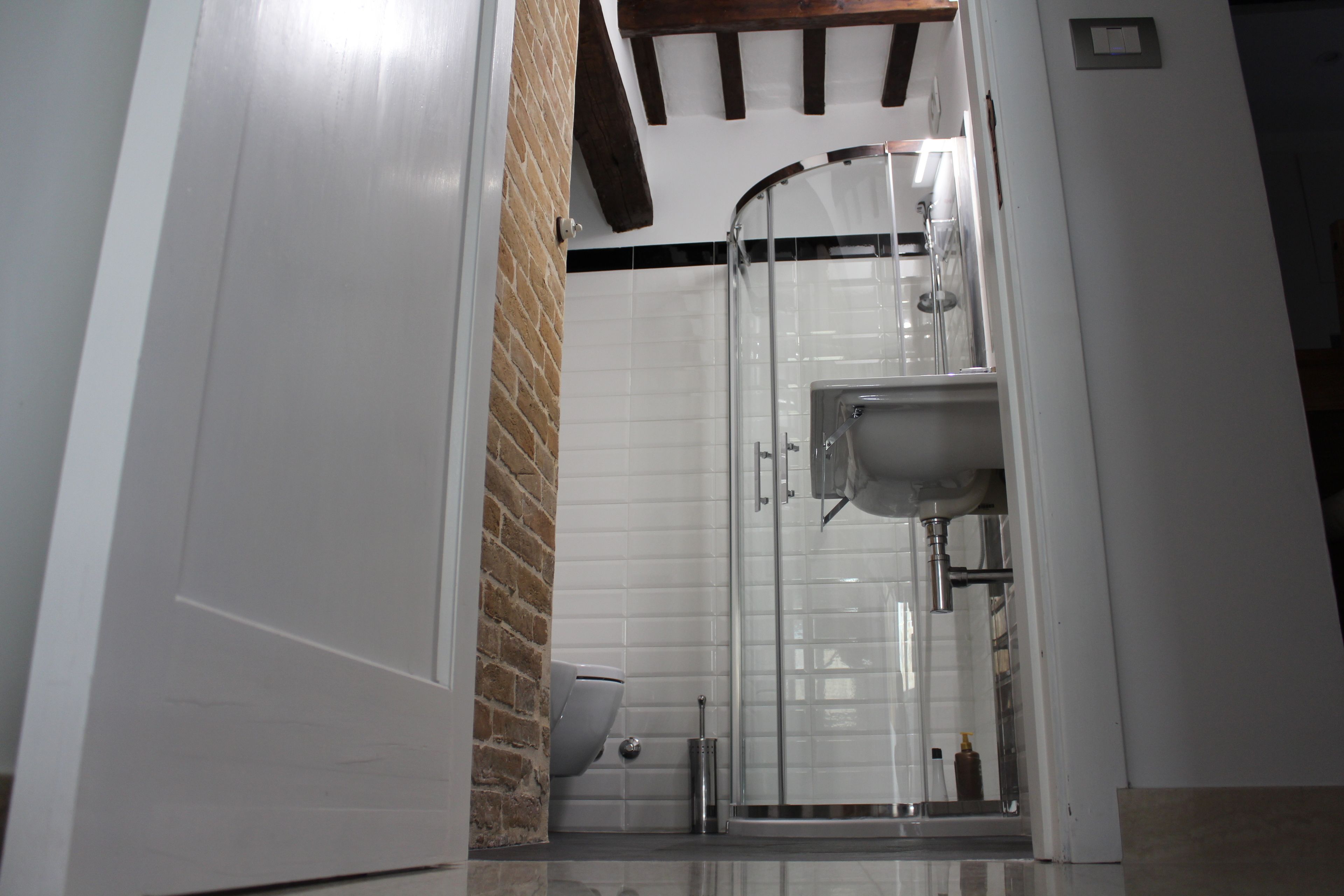 Comfort-Apartment, Gemeinschaftsbad, Blick auf den Innenhof | Badezimmer | Dusche, kostenlose Toilettenartikel, Haartrockner, Bidet