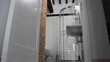 Comfort-Apartment, Gemeinschaftsbad, Blick auf den Innenhof | Badezimmer | Dusche, kostenlose Toilettenartikel, Haartrockner, Bidet