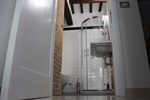 Ducha, artículos de tocador gratuitos, secador de pelo, bidet