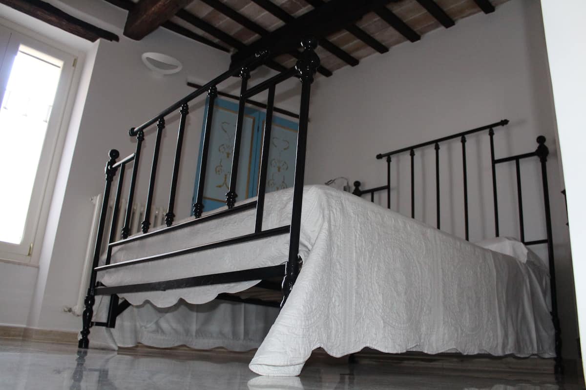 Apartamento conforto, banheiro compartilhado, vista para o pátio | Roupas de cama premium, edredons de pluma, individualmente mobiliados