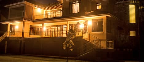 住宿正面 (夜晚)
