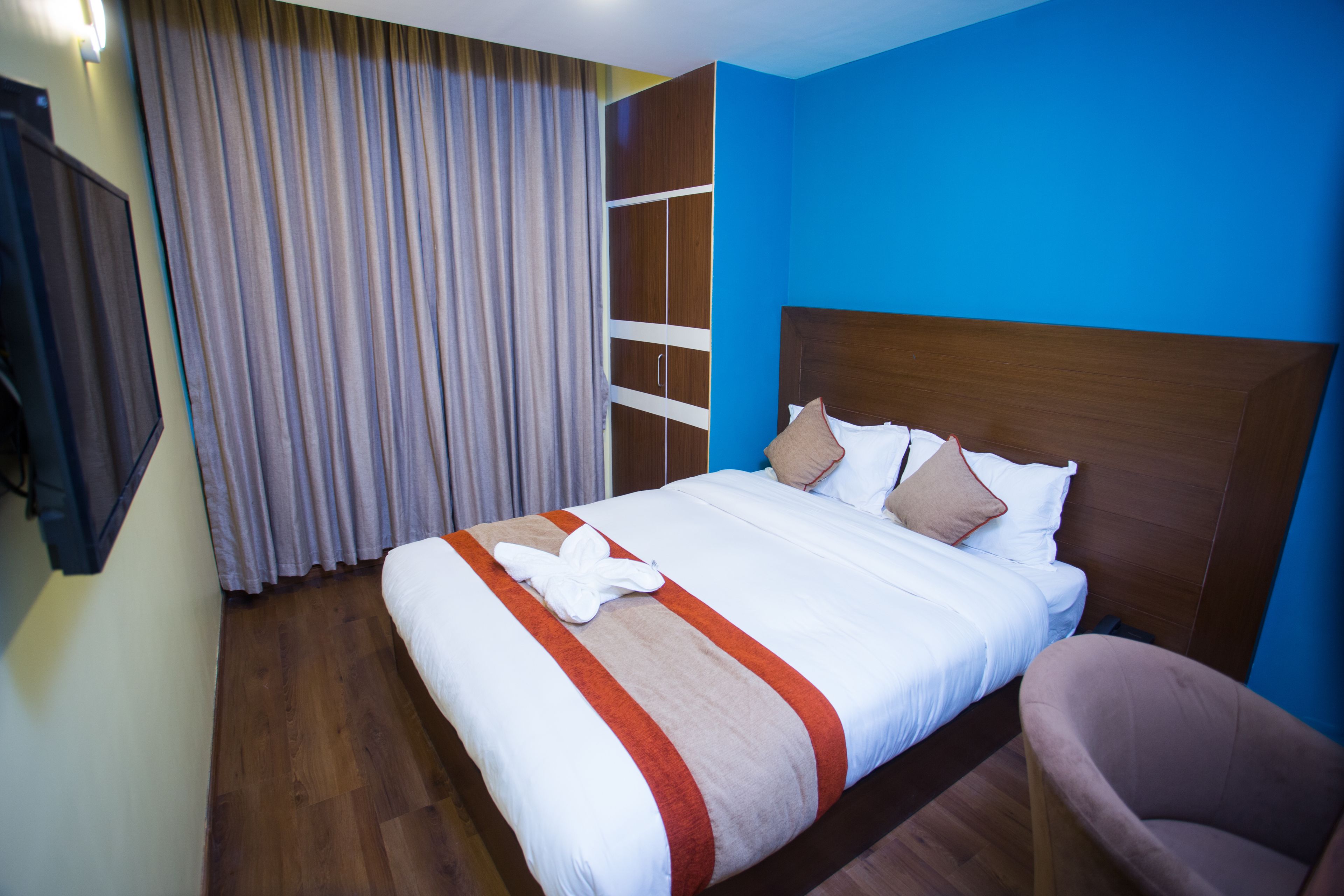 Kahden hengen deluxe-huone, 1 keskisuuri parisänky, tupakointi kielletty | Tallelokero huoneessa, äänieristys, ilmainen Wi-Fi, vuodevaatteet